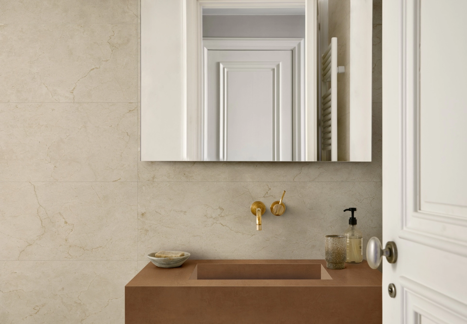 Gres Marazzi Fabula Wall efekt marmur w przestronnym salonie z oknami tarasowymi