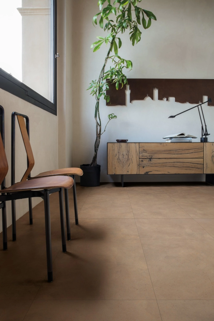 Marazzi Terratech – gres imitujący beton w jasnym salonie w stylu skandynawskim