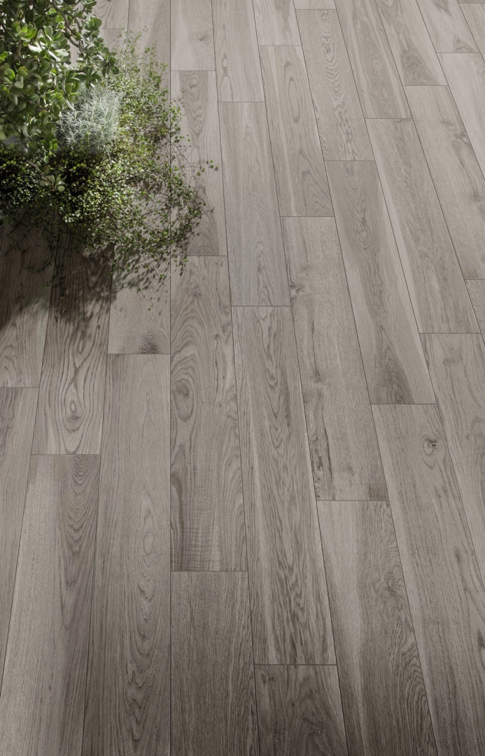 Marazzi Treverkmore – gres imitujący drewno w jasnym salonie w stylu skandynawskim