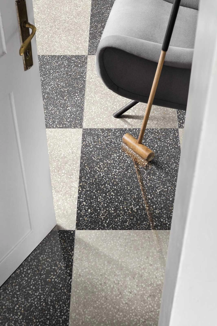 Gres Marazzi Art efekt terrazzo w przestronnym salonie z oknami tarasowymi