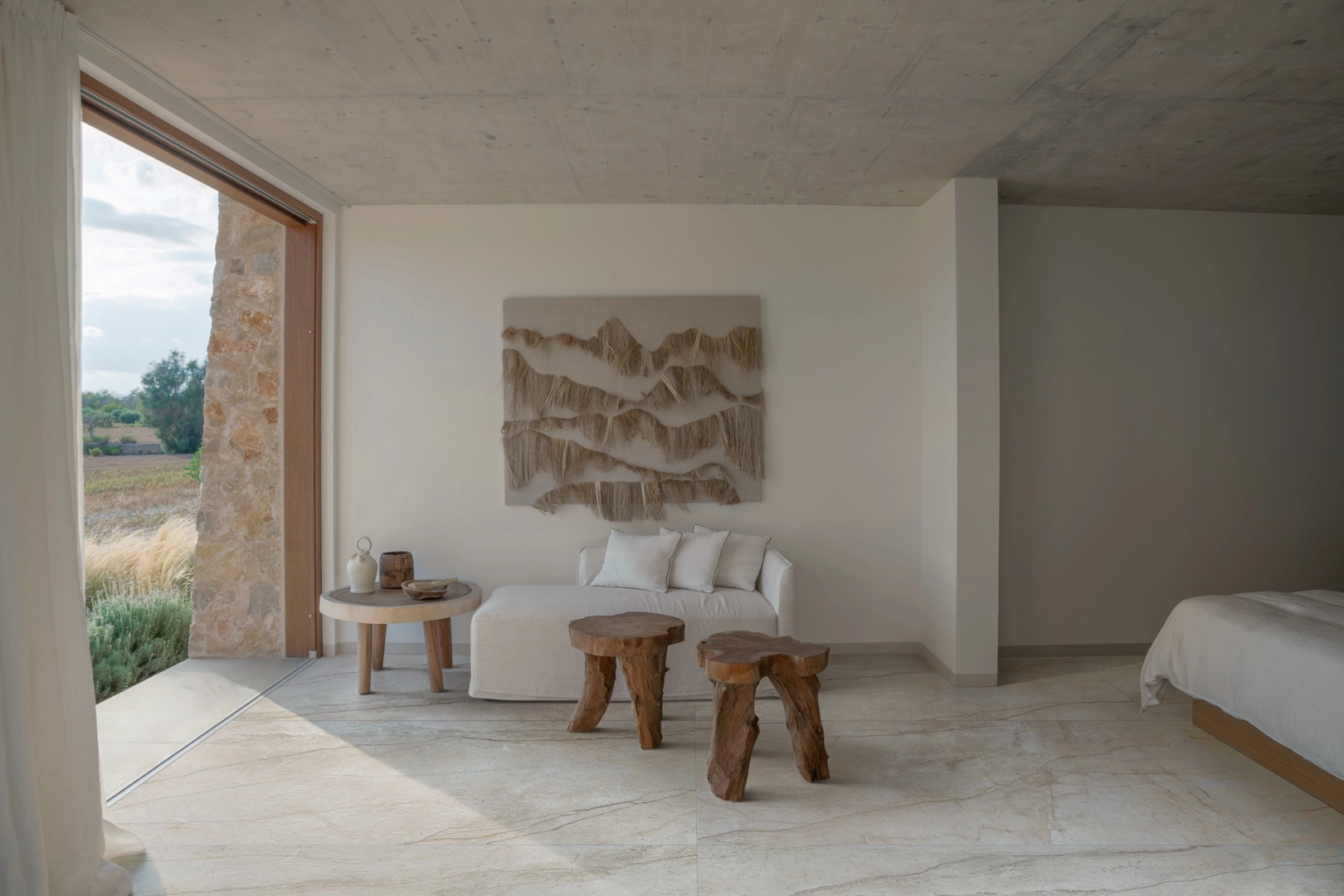 Gres Marazzi Mystone Silver Root efekt kamień naturalny w nowoczesnym salonie