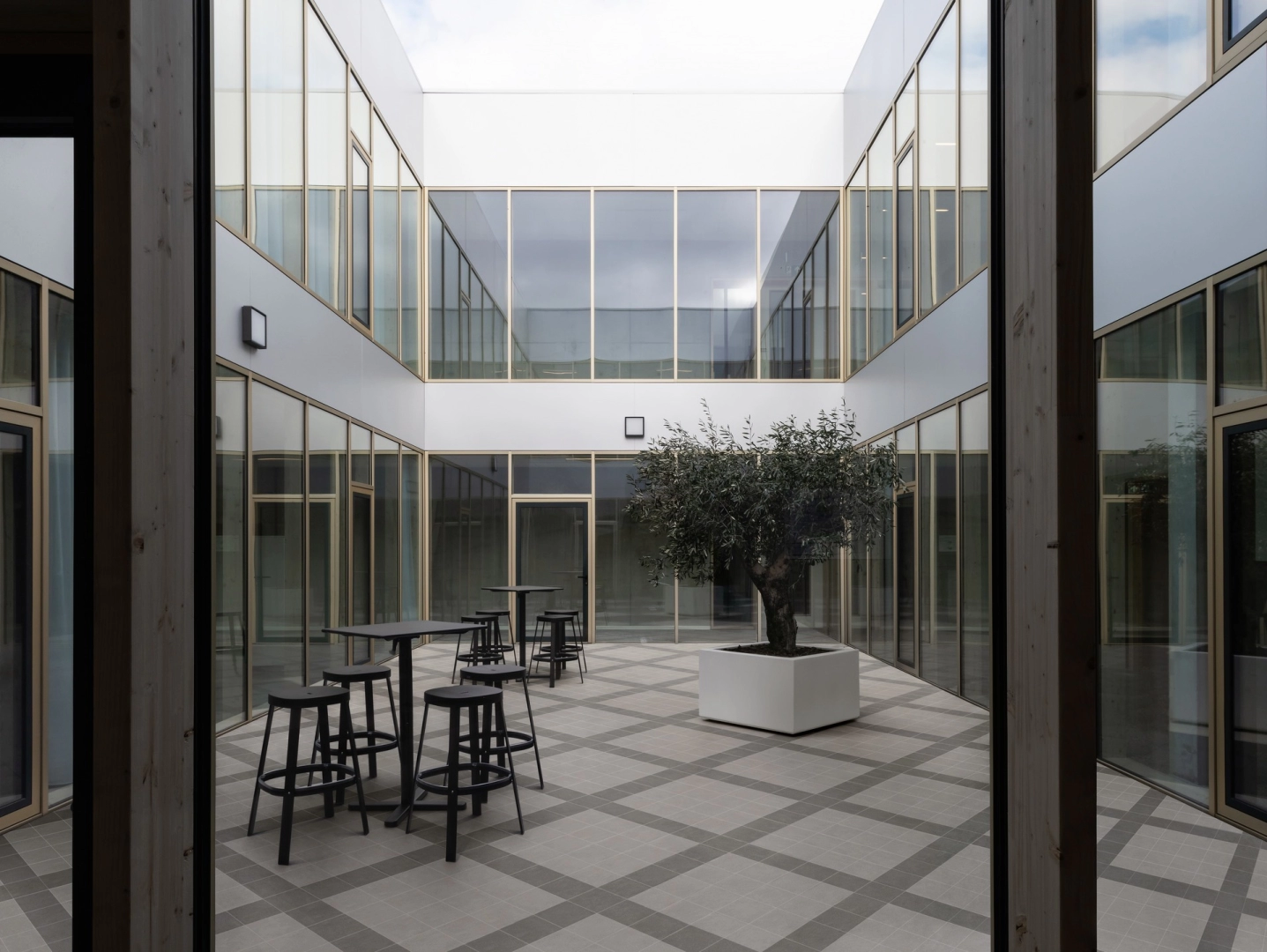 Marazzi Sentieri – gres imitujący kamień naturalny w jasnym, przestronnym salonie