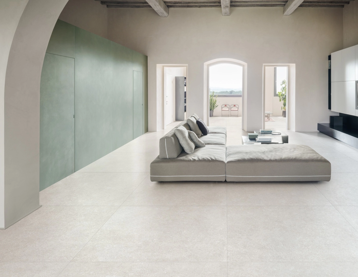 Płytki Marazzi Mystone Berici efekt kamień naturalny w nowoczesnej aranżacji salonu
