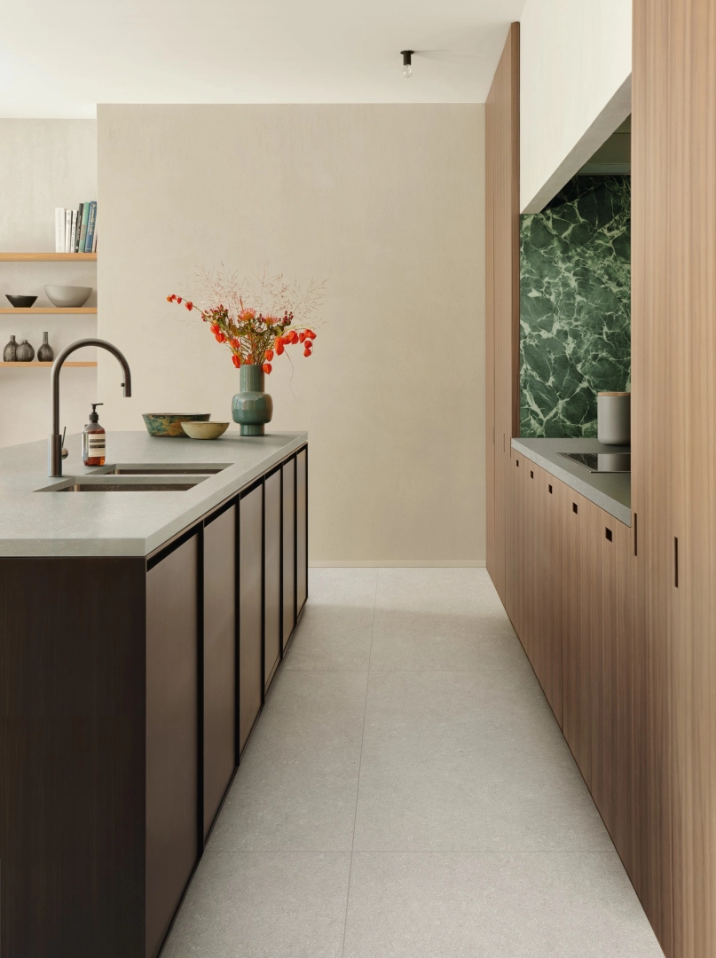 Marazzi Mystone Berici – gres imitujący kamień naturalny w nowoczesnym domu jednorodzinnym