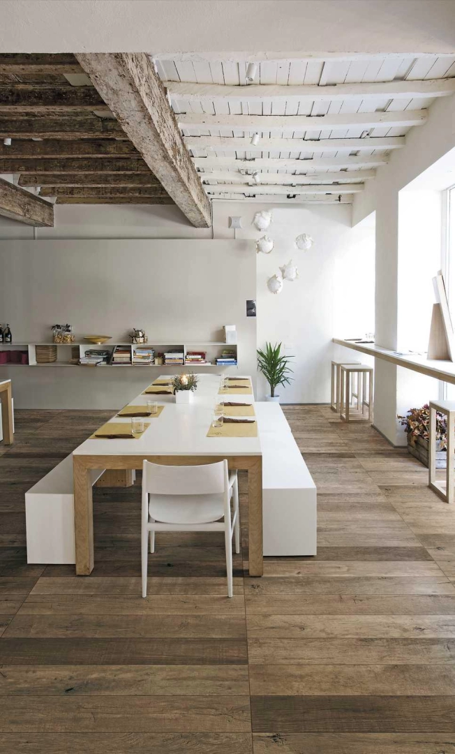 Marazzi Treverkstage – gres imitujący drewno w jasnym, przestronnym salonie