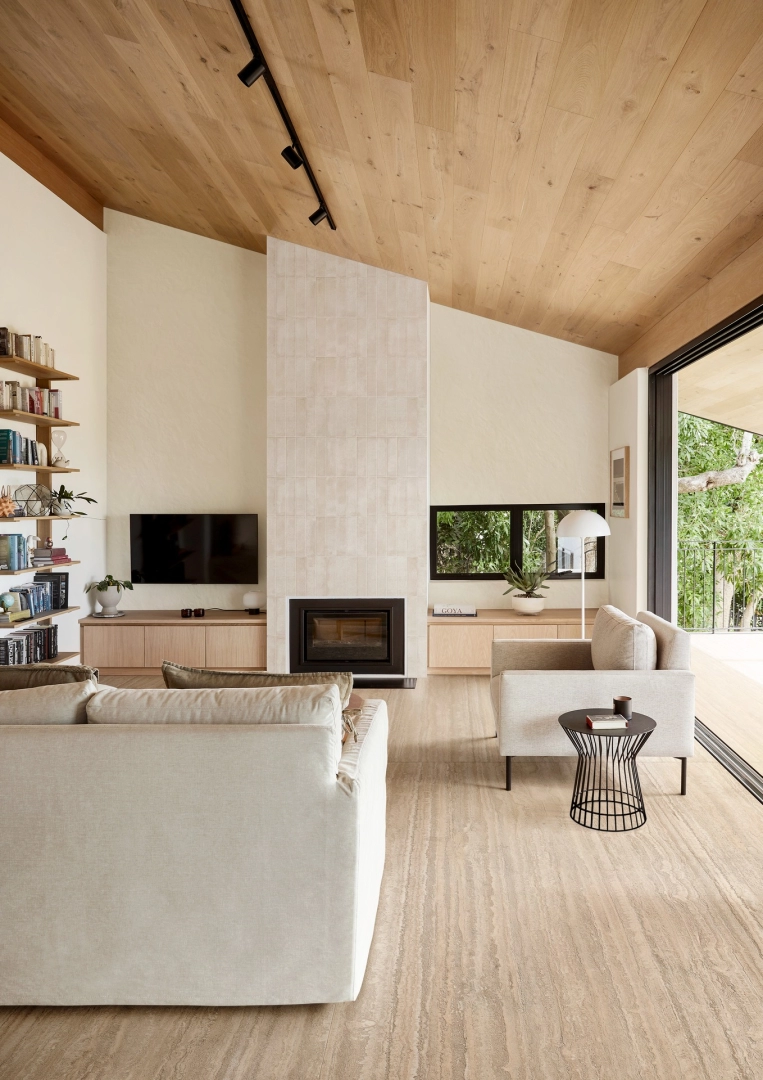 Gres Marazzi Grande Stone Look efekt kamień naturalny w przestronnym salonie z oknami tarasowymi