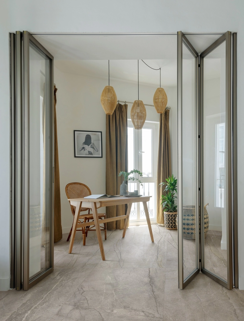Marazzi Mystone Silver Root – gres imitujący kamień naturalny w jasnym salonie w stylu skandynawskim