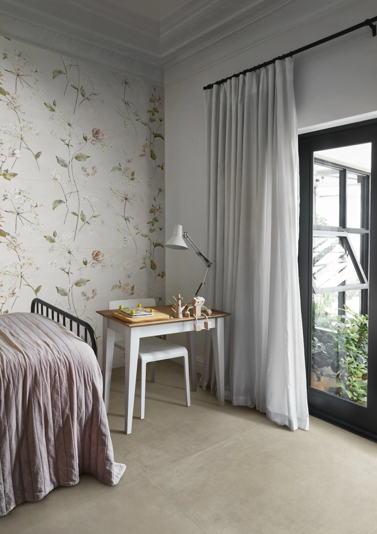 Gres porcelanowy Marazzi White Deco kolor w minimalistycznym wnętrzu