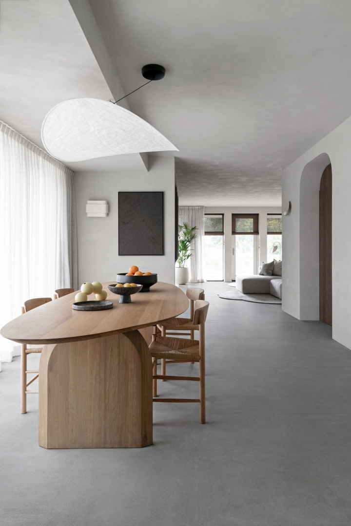 Płytki Marazzi Slow Cold imitujące terakotę w eleganckim holu i salonie