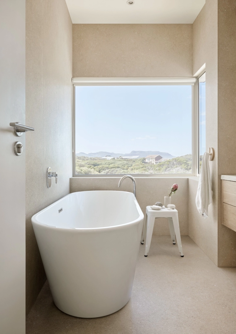 Płytki Marazzi Grande Stone Look efekt kamień naturalny w nowoczesnej aranżacji salonu