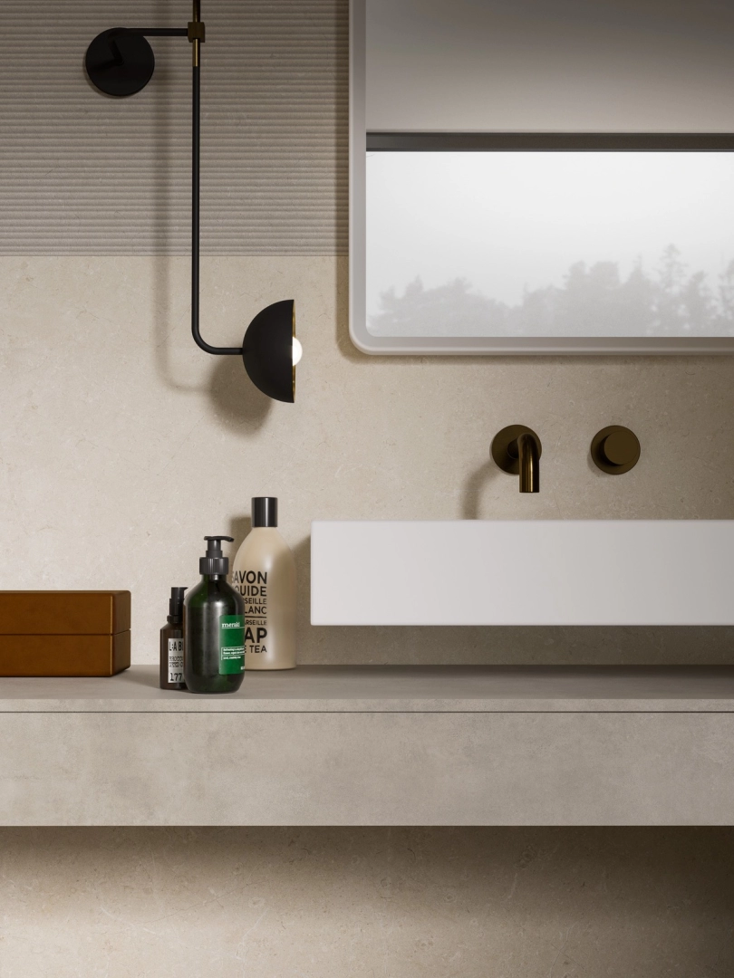 Wielkoformatowy gres Marazzi Magnifica efekt marmur w salonie z kominkiem