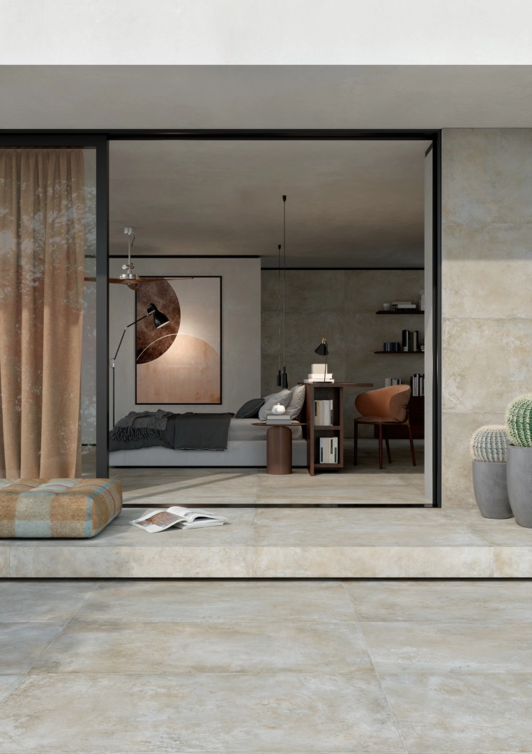 Wielkoformatowy gres Marazzi Plaza efekt beton w salonie z kominkiem