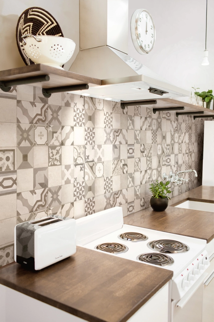 Płytki Marazzi Work efekt beton w nowoczesnej aranżacji salonu