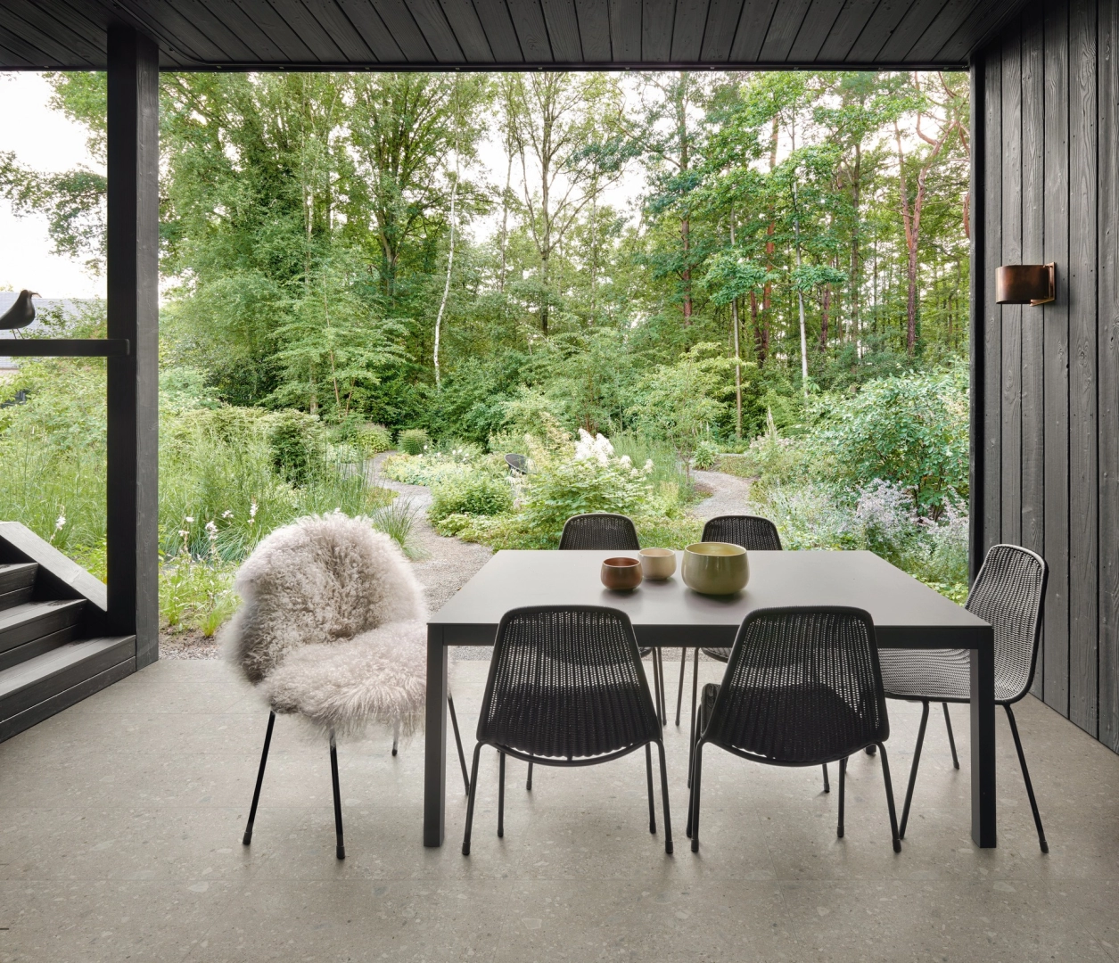Płytki gresowe Marazzi Mystone Ceppo DI Gre efekt terrazzo w eleganckim salonie z dużymi przeszkleniami