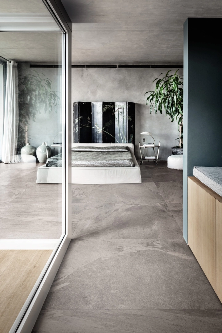 Gres porcelanowy Marazzi Mystone Ardesia kamień naturalny w minimalistycznym wnętrzu