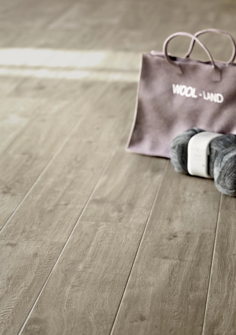 Płytki gresowe Marazzi Treverkway efekt drewno w eleganckim salonie z dużymi przeszkleniami