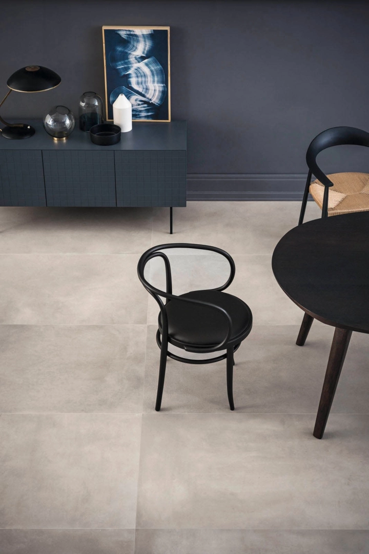 Marazzi Powder – gres imitujący beton w jasnym salonie w stylu skandynawskim