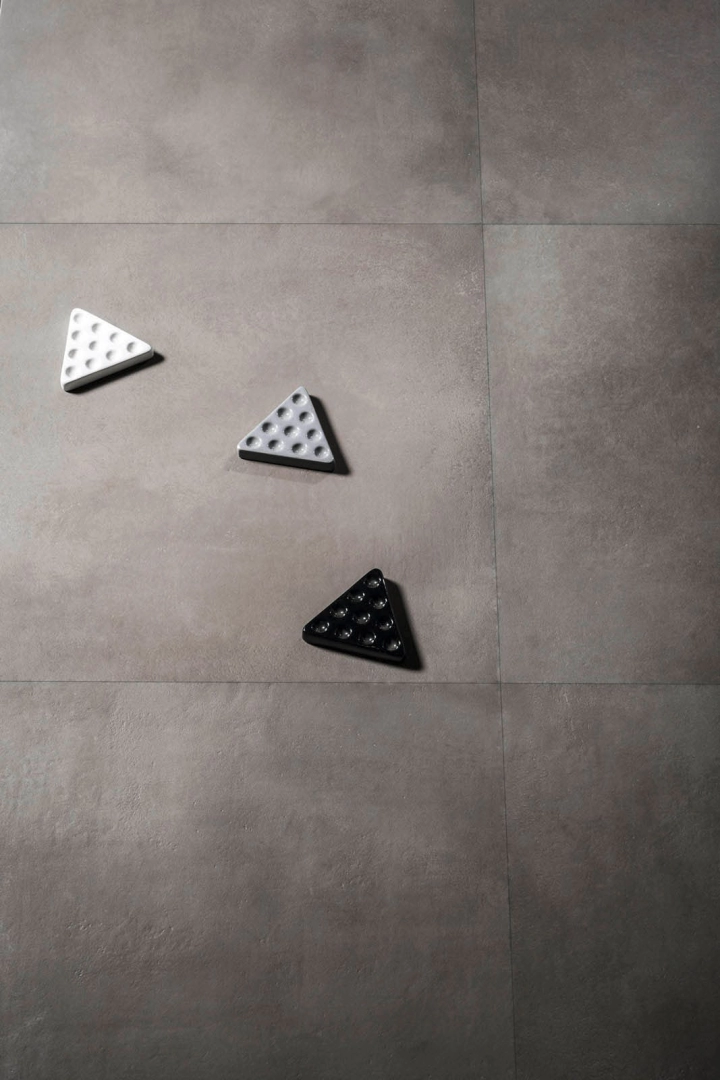 Płytki Marazzi Powder efekt beton w salonie z naturalnym oświetleniem