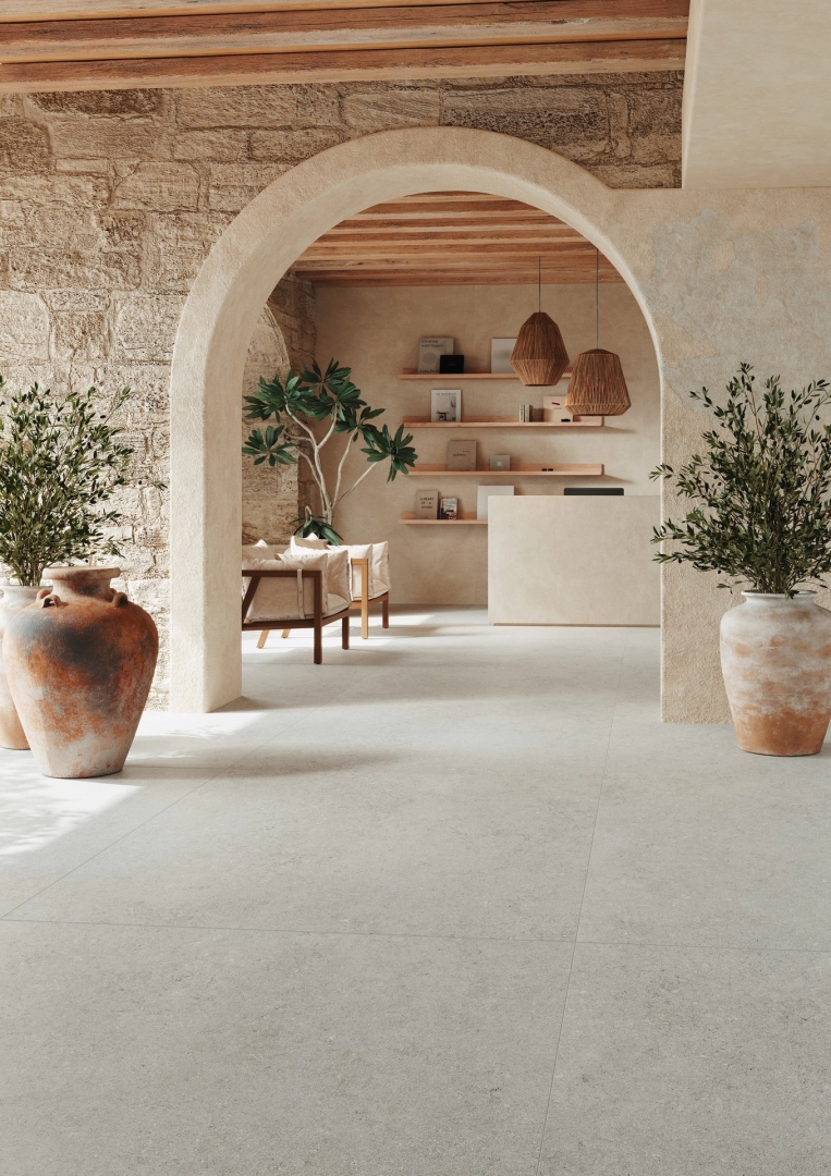 Płytki gresowe Marazzi Mystone Berici efekt kamień naturalny w nowoczesnym salonie z drewnianymi akcentami