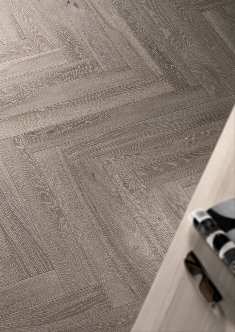 Płytki gresowe Marazzi Treverkcharme efekt drewno w eleganckim salonie z dużymi przeszkleniami