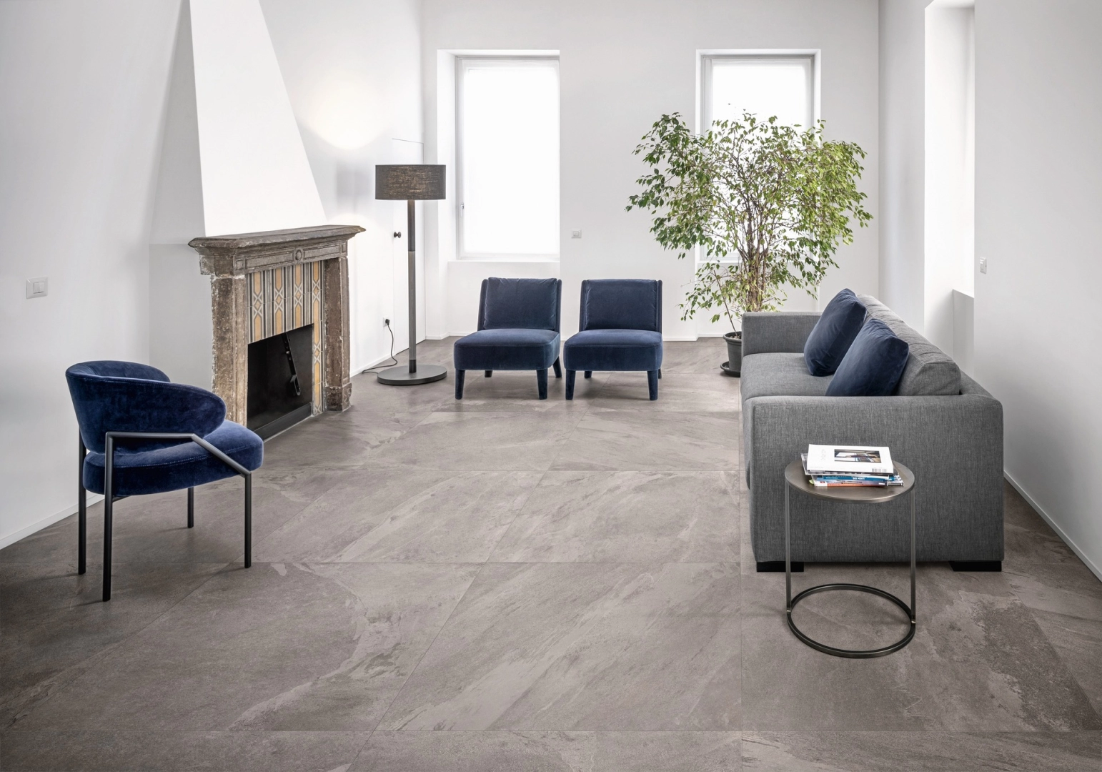 Marazzi Mystone Ardesia gres o efekcie kamienia naturalnego na podłodze w nowoczesnym domu