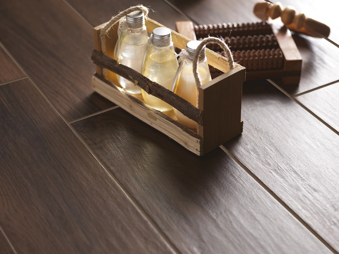 Gres Marazzi Treverkmood efekt drewno w przestronnym salonie z oknami tarasowymi