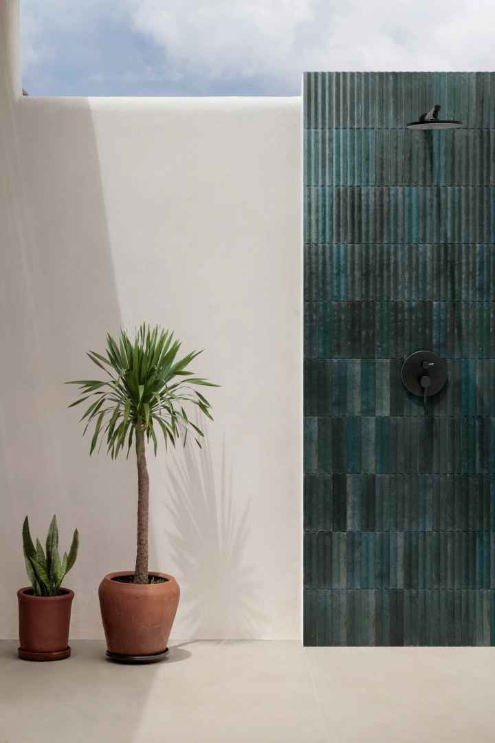 Płytki gresowe Marazzi Lume efekt cegła w eleganckim salonie z dużymi przeszkleniami