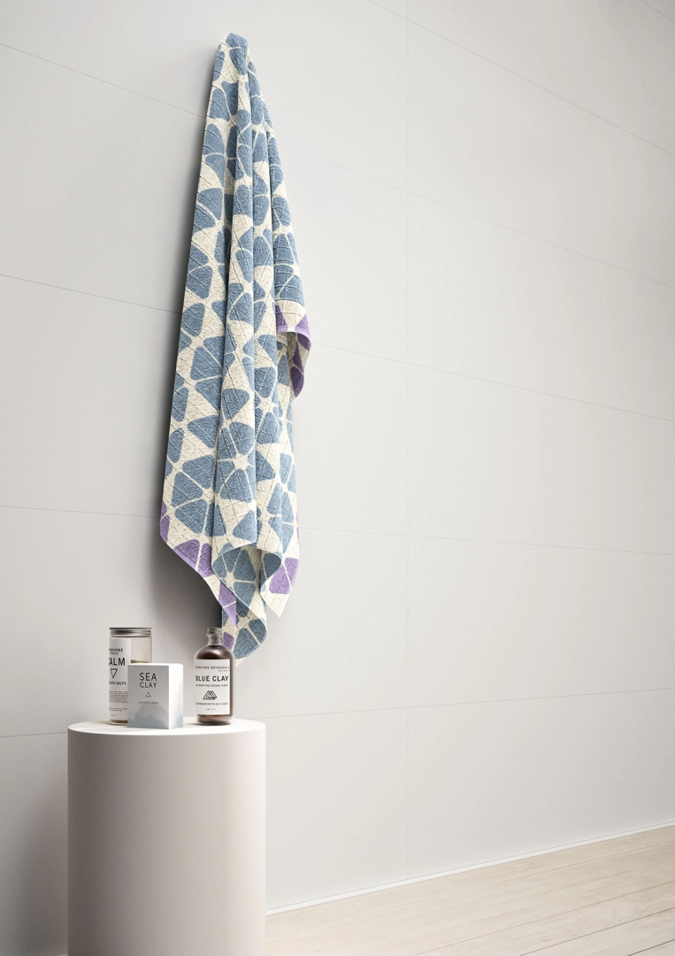Marazzi Essenziale – gres imitujący kolor w jasnym, przestronnym salonie