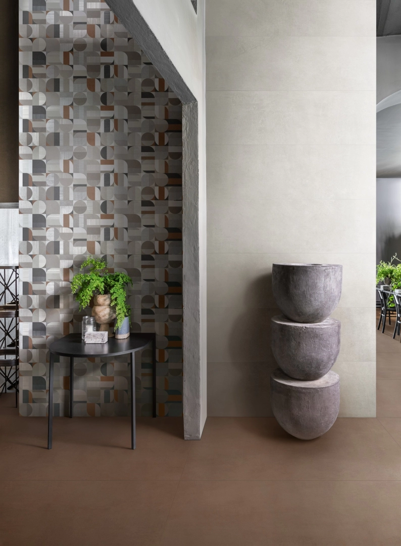 Marazzi Cementum Wall – gres imitujący beton w jasnym, przestronnym salonie
