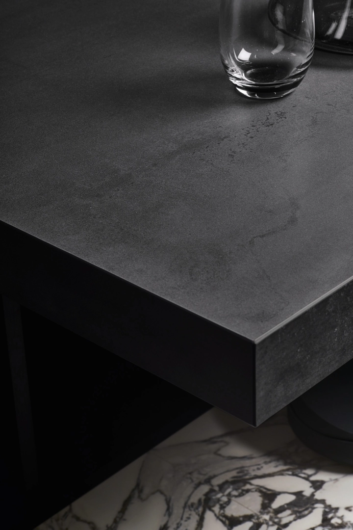 Gres porcelanowy Marazzi Grande Metal Look metal w minimalistycznym wnętrzu