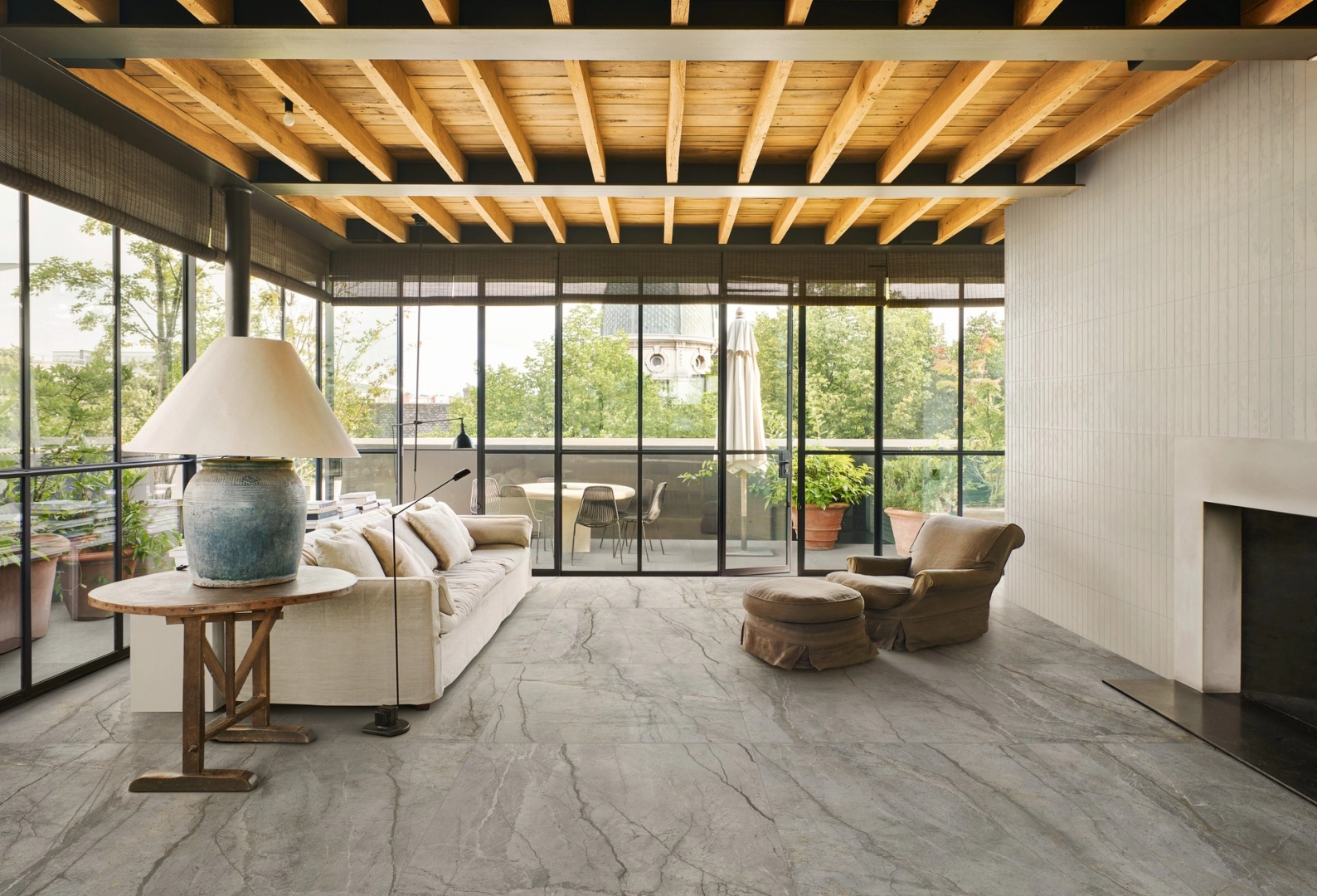 Płytki gresowe Marazzi Mystone Silver Root efekt kamień naturalny w nowoczesnym salonie z drewnianymi akcentami