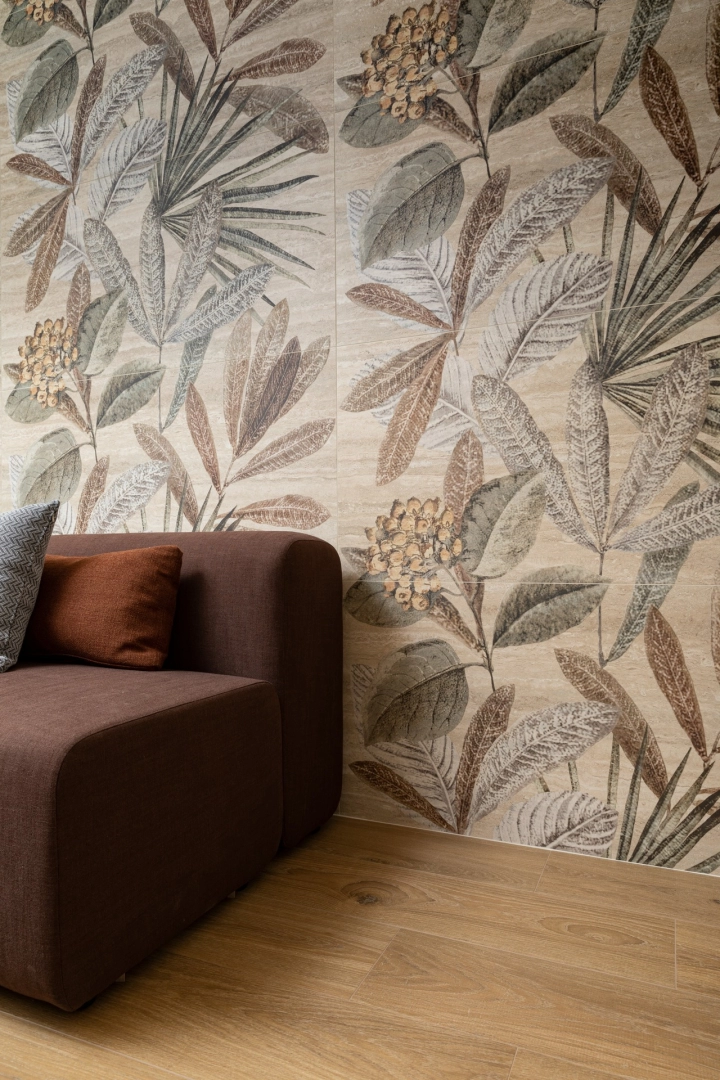 Płytki gresowe Marazzi Mystone Travertino efekt kamień naturalny w nowoczesnym salonie z drewnianymi akcentami