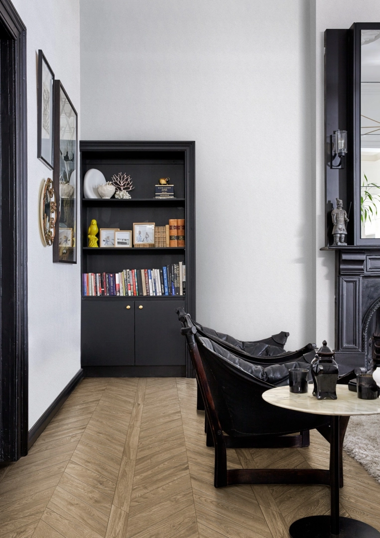 Gres Marazzi Vero efekt drewno w salonie w stylu contemporary