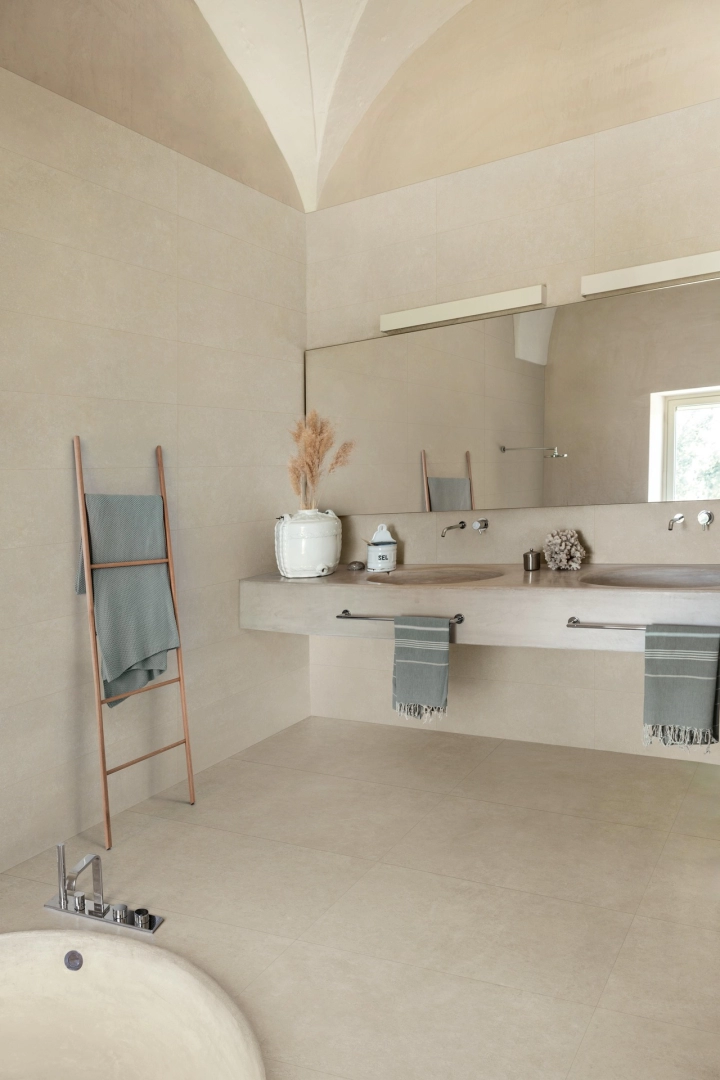 Gres porcelanowy Marazzi Room kamień naturalny w minimalistycznym wnętrzu