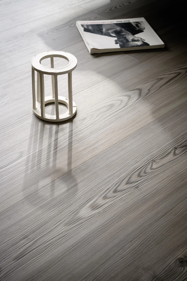 Płytki Marazzi Treverktrend efekt drewno w salonie z otwartą kuchnią