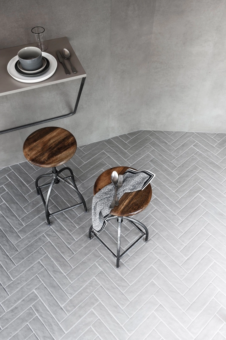 Gres porcelanowy Marazzi Bricco cegła w luksusowym salonie