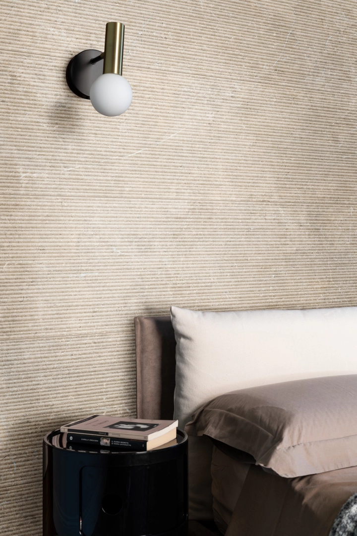 Wielkoformatowy gres Marazzi Limestone Wall efekt beton w salonie z kominkiem
