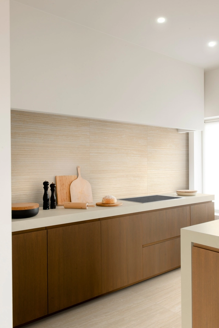 Marazzi Fabula Wall – gres imitujący marmur w jasnym, przestronnym salonie