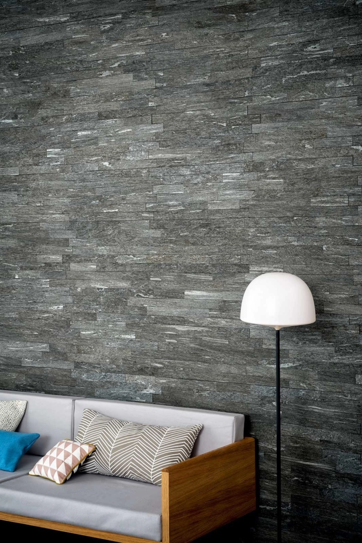 Płytki Marazzi Mystone Pietra DI Vals efekt kamień naturalny w nowoczesnej aranżacji salonu