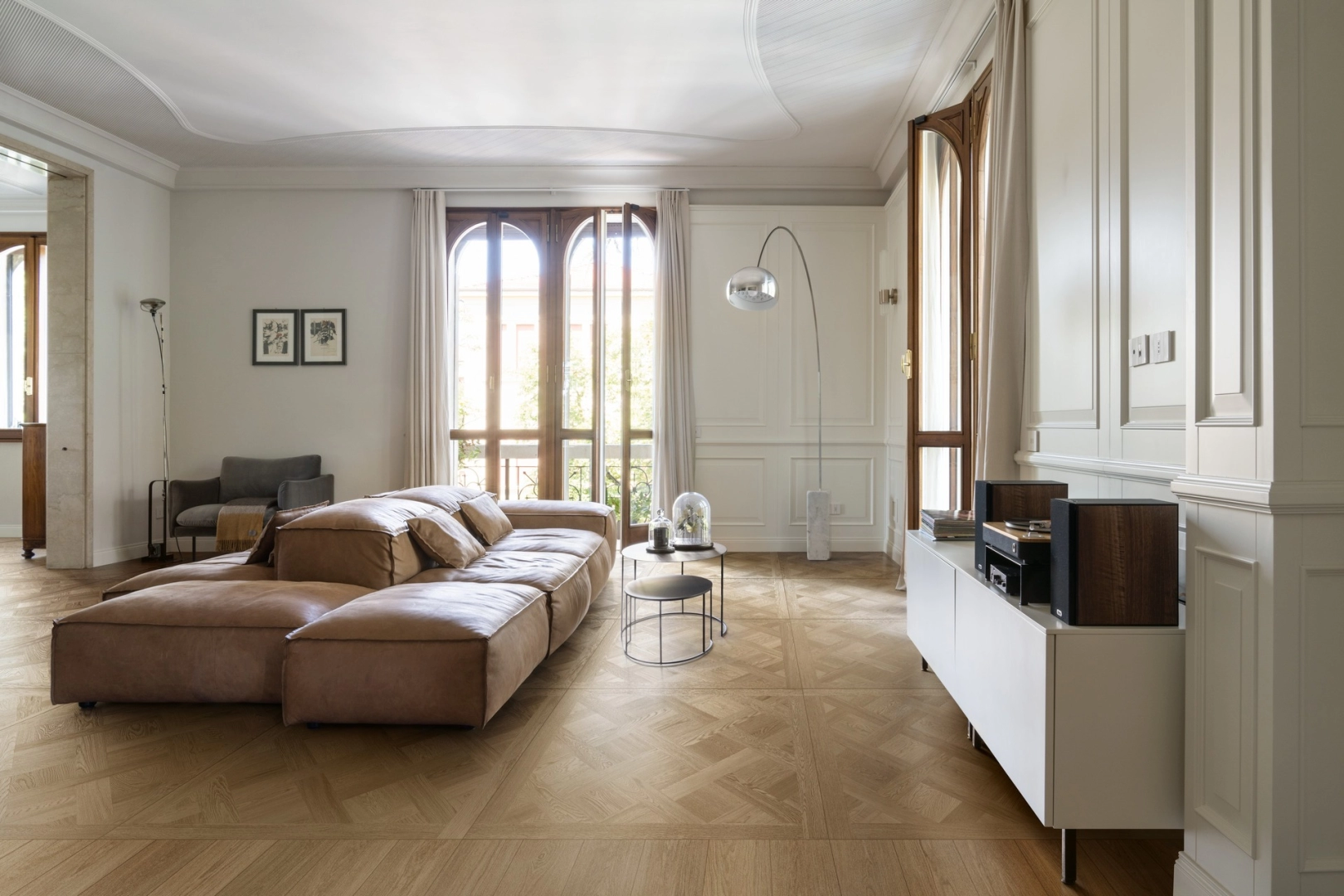 Marazzi Intrecci gres o efekcie drewna w nowoczesnym apartamencie