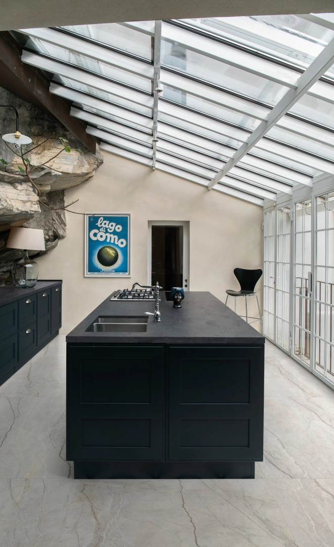 Płytki Marazzi Mystone Silver Root efekt kamień naturalny w nowoczesnej aranżacji salonu