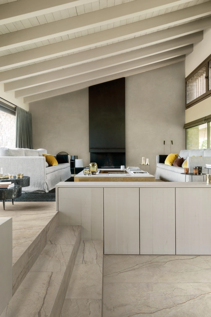 Gres porcelanowy Marazzi Mystone Silver Root kamień naturalny w minimalistycznym wnętrzu