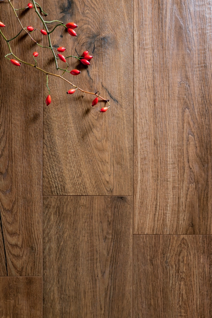Płytki Marazzi Vero imitujące drewno w przestronnym salonie loftowym