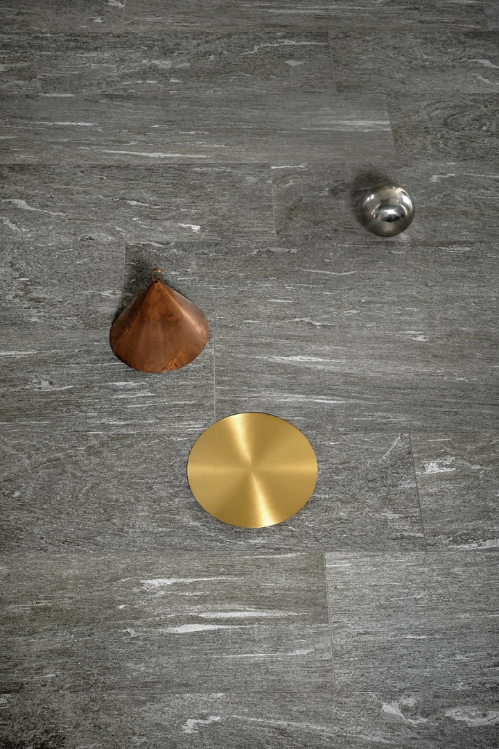 Marazzi Mystone Pietra DI Vals gres o efekcie kamienia naturalnego na podłodze w nowoczesnym domu