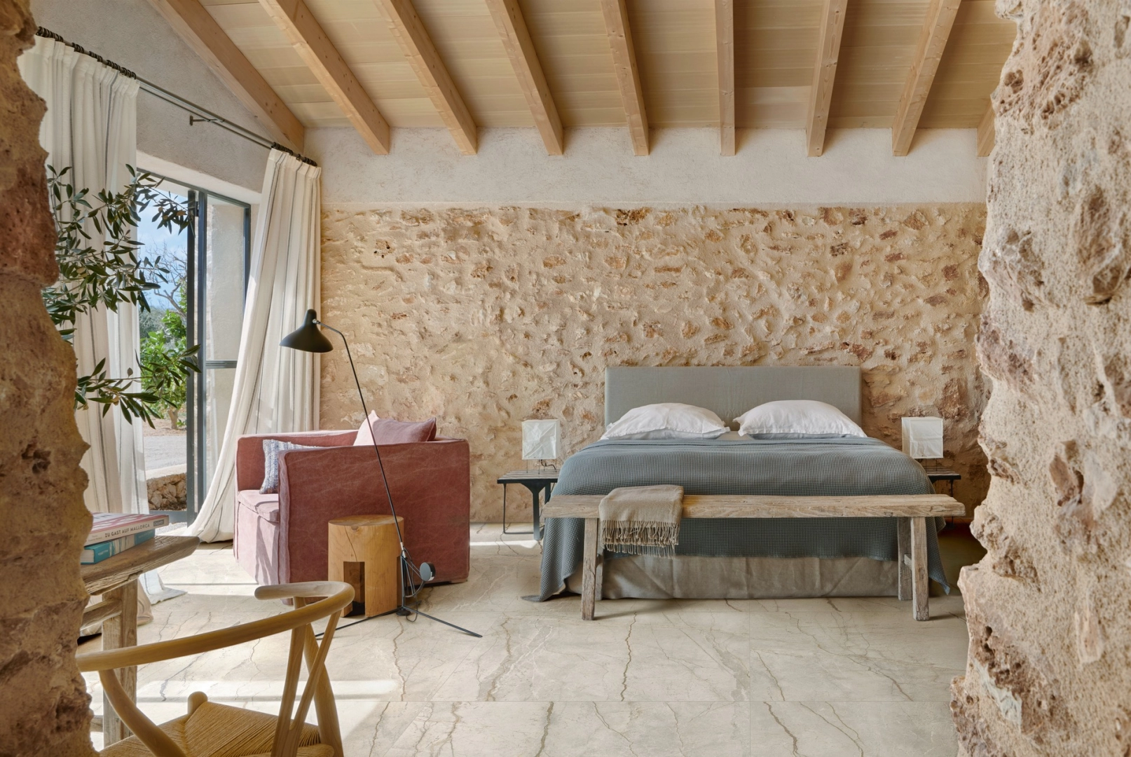 Wielkoformatowy gres Marazzi Mystone Silver Root efekt kamień naturalny w salonie z kominkiem
