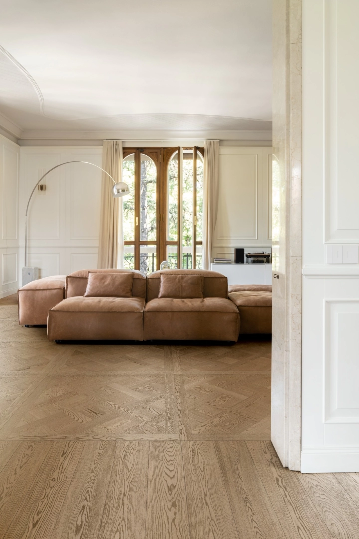 Płytki Marazzi Intrecci imitujące drewno w eleganckim holu i salonie