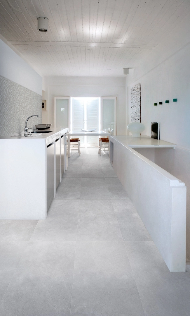 Płytki Marazzi Stream efekt kamień naturalny w salonie z otwartą kuchnią