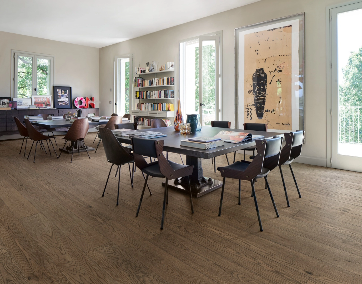 Marazzi Vivo – gres imitujący drewno w jasnym salonie w stylu skandynawskim