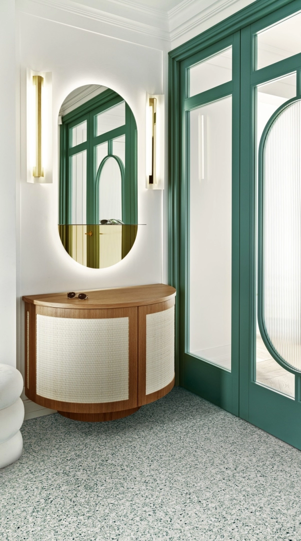 Marazzi Frammento – gres imitujący terrazzo w jasnym, przestronnym salonie