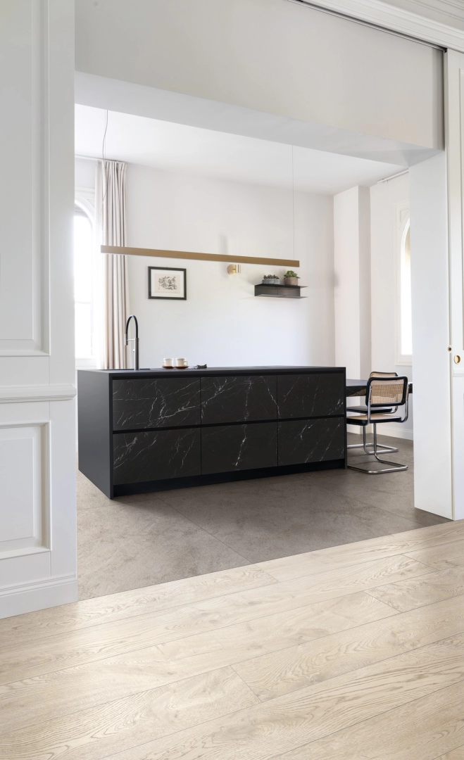 Gres porcelanowy Marazzi Vero drewno w przestronnej strefie dziennej
